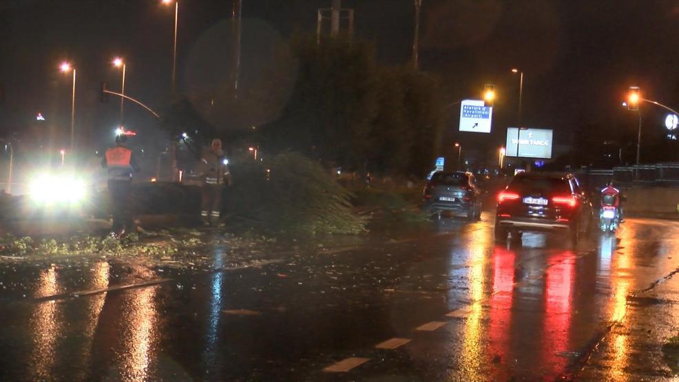 Bakırköyde feci kaza Refüje çarpıp takla attı