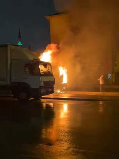 Pendikte park halindeki kamyon alev alev yandı