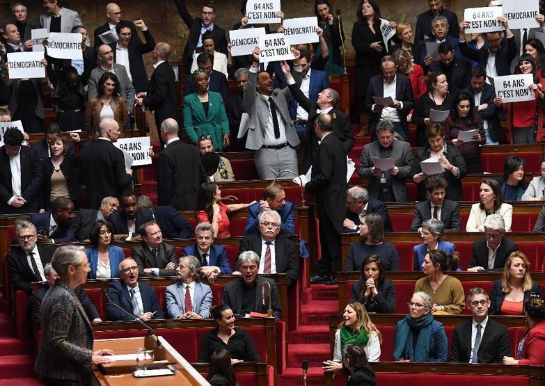Macron hükümetinin 49.3 kararı, öfkeyi alevlendirdi