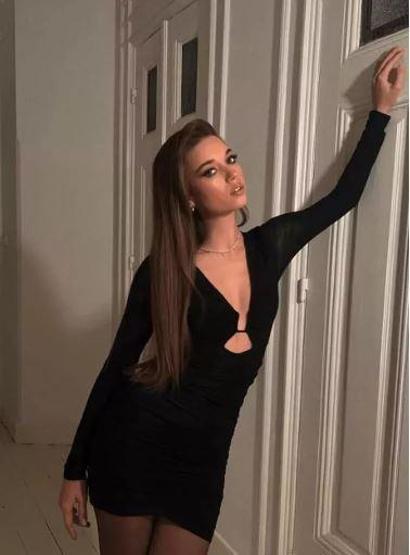 Afra Saraçoğlu’ndan yatak pozu