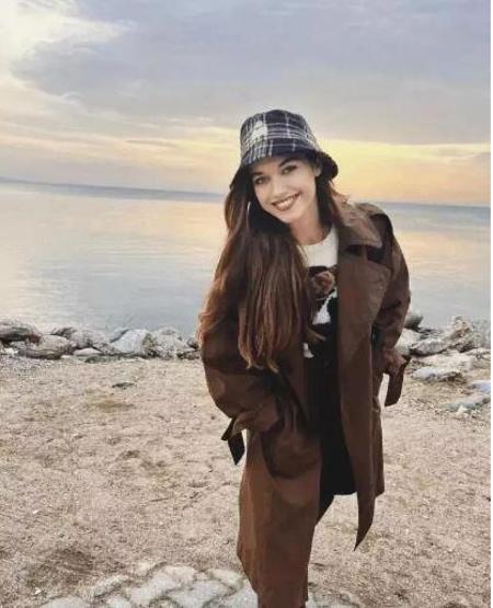 Afra Saraçoğlu’ndan yatak pozu