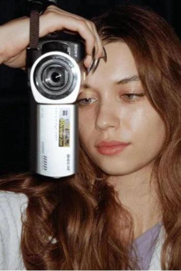 Afra Saraçoğlu’ndan yatak pozu