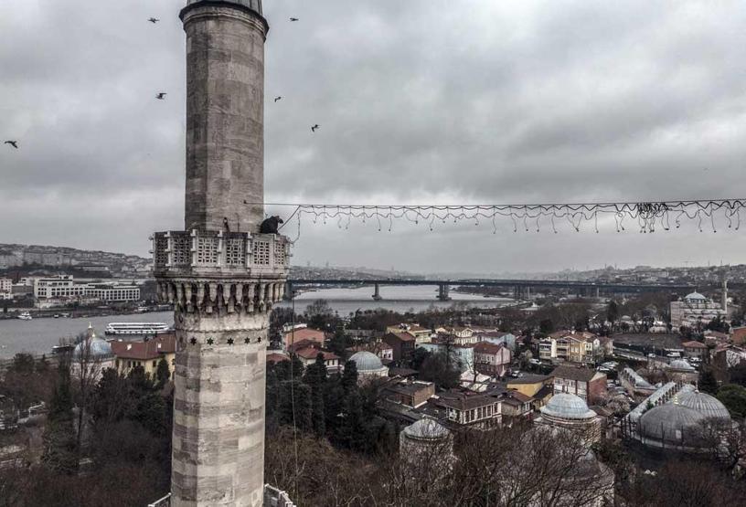 Camilerde Ramazan için mahya hazırlığı