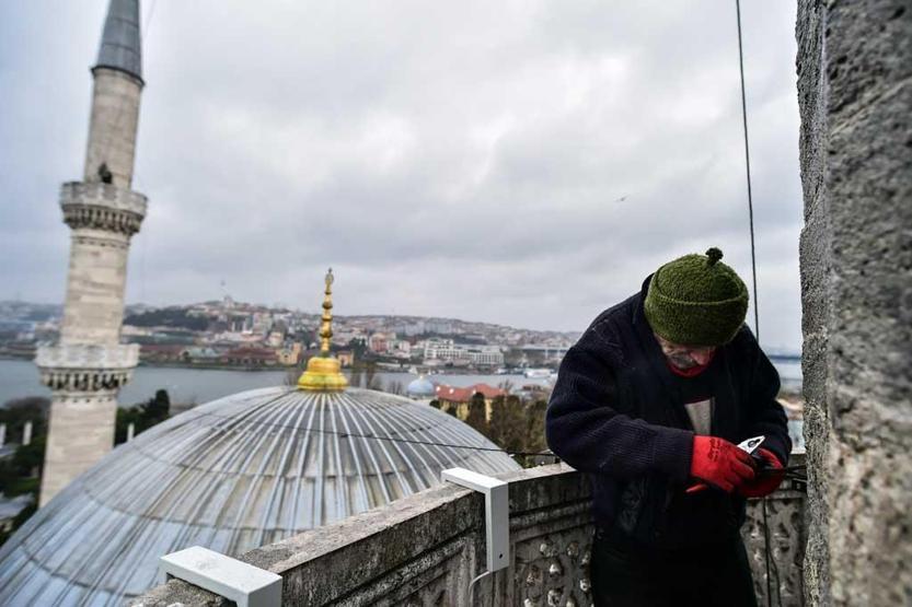 Camilerde Ramazan için mahya hazırlığı