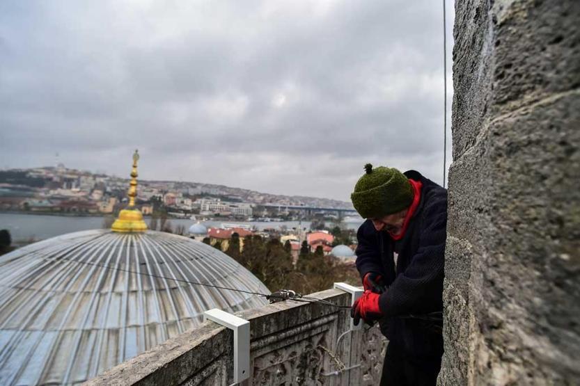 Camilerde Ramazan için mahya hazırlığı
