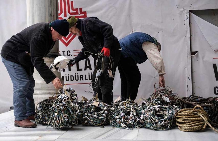 Camilerde Ramazan için mahya hazırlığı
