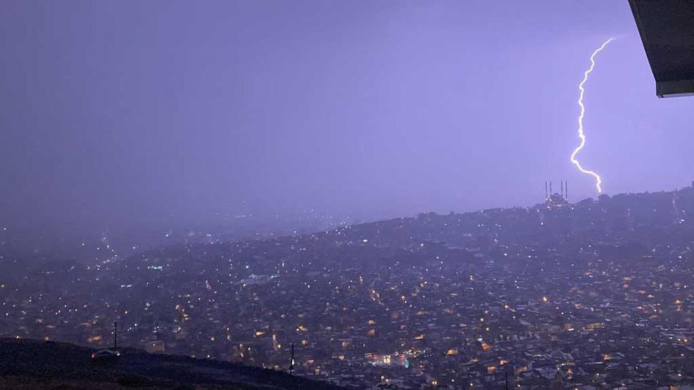 Adeta geceyi gündüze çevirdi Meteoroloji turuncu uyarı yapmıştı
