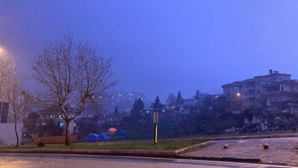 Adeta geceyi gündüze çevirdi Meteoroloji turuncu uyarı yapmıştı