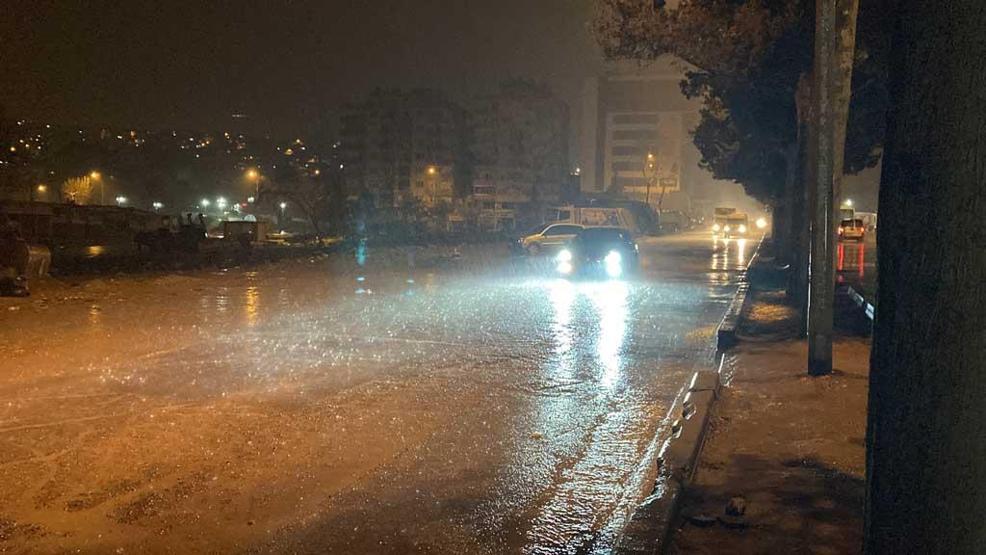 Adeta geceyi gündüze çevirdi Meteoroloji turuncu uyarı yapmıştı