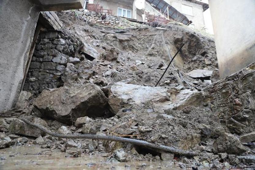 Yağış sonrası büyük panik 3 ev tahliye edildi