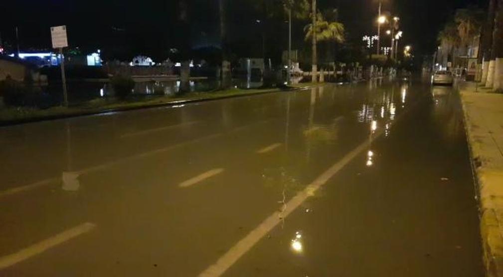 İskenderunda denizin yükselmesi sonucu su baskını
