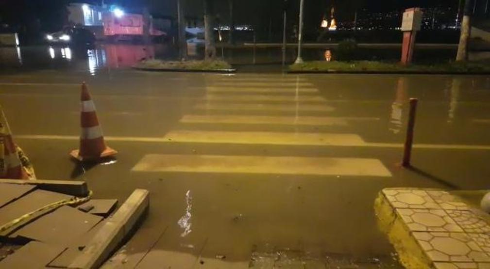 İskenderunda denizin yükselmesi sonucu su baskını