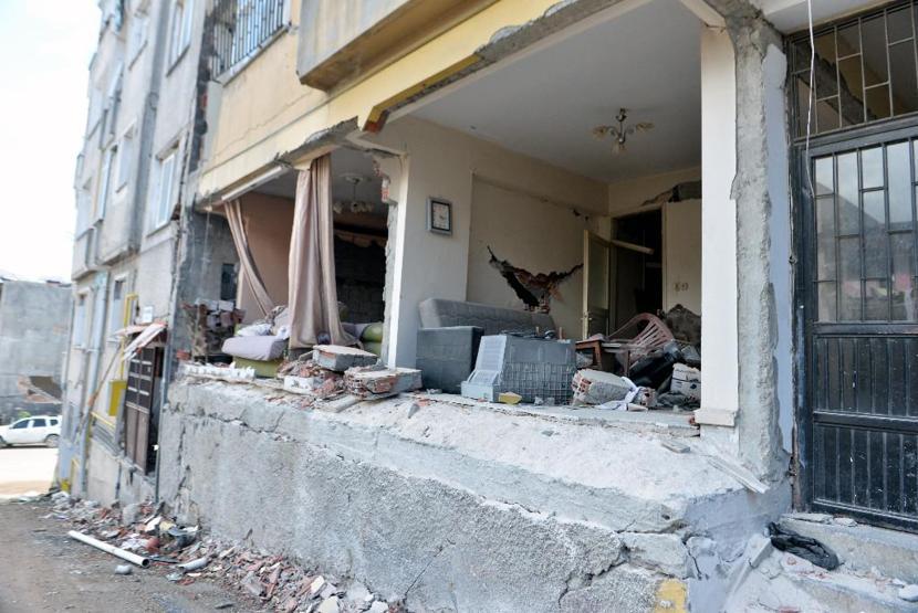 Evi ağır ve orta hasarlı depremzedelerin elektrik ve doğal gaz borçları silindi
