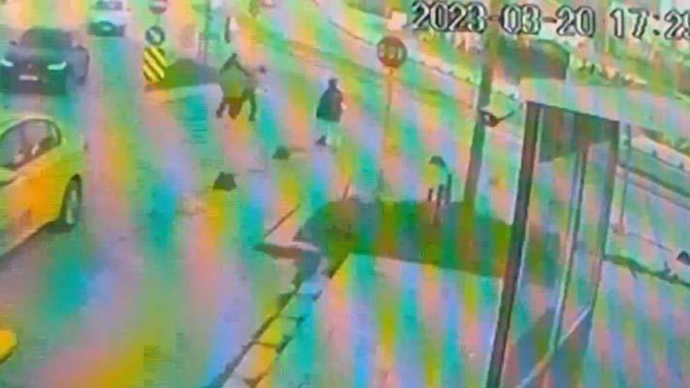 Taksiciden tenhaya çekmesini istediler Bize çalışacaksın diyen şüphelilere meydan dayağı...