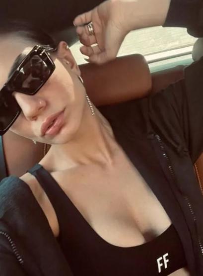 Demet Özdemir derin göğüs dekoltesiyle mest etti