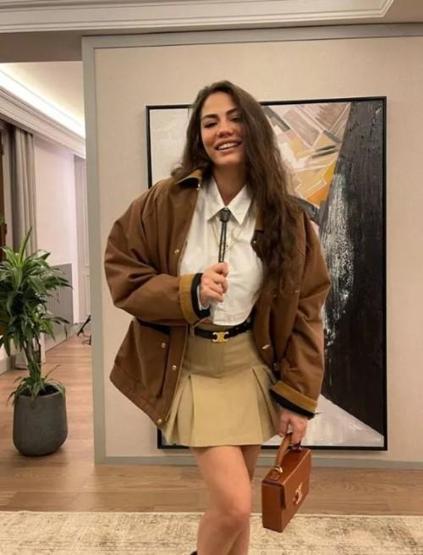 Demet Özdemir derin göğüs dekoltesiyle mest etti