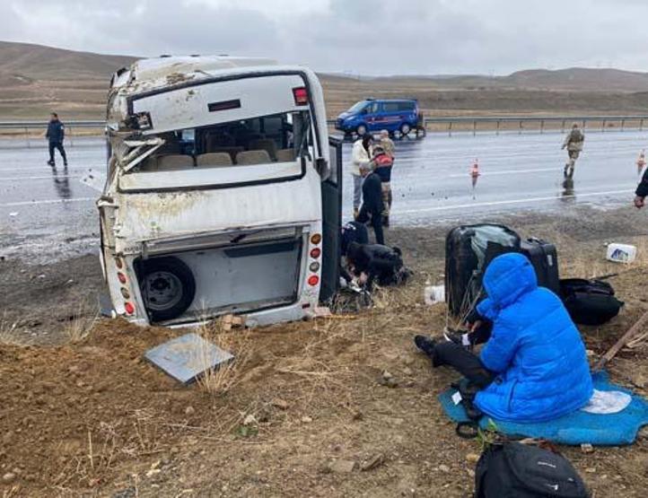 Vanda sporcuları taşıyan midibüs devrildi: 11 yaralı