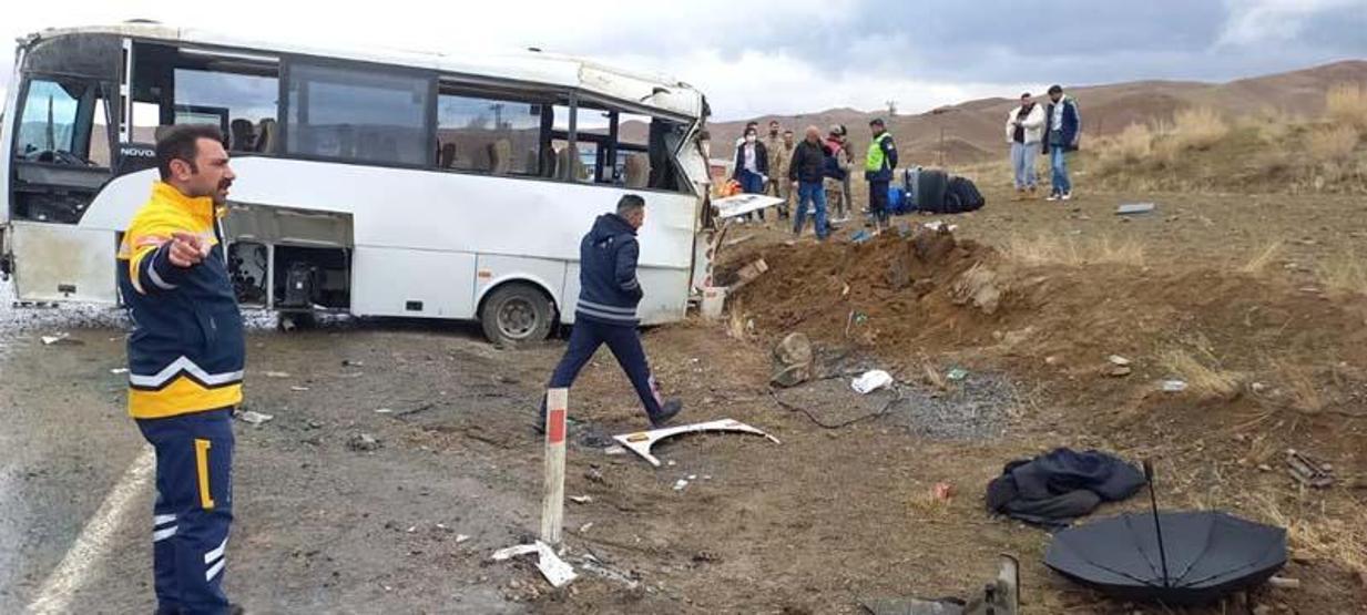 Vanda sporcuları taşıyan midibüs devrildi: 11 yaralı