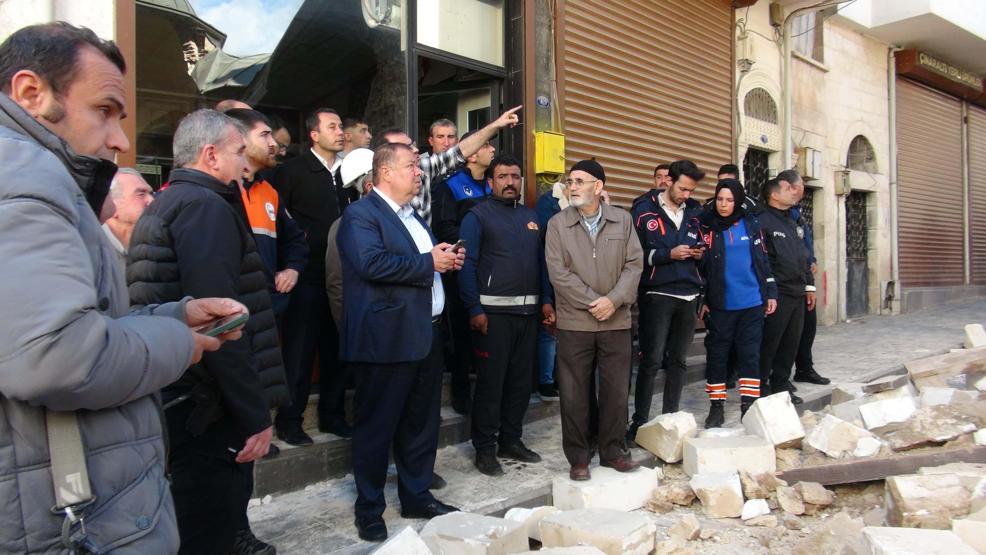 Kilis’te depremde hasar gören caminin duvarı yıkıldı