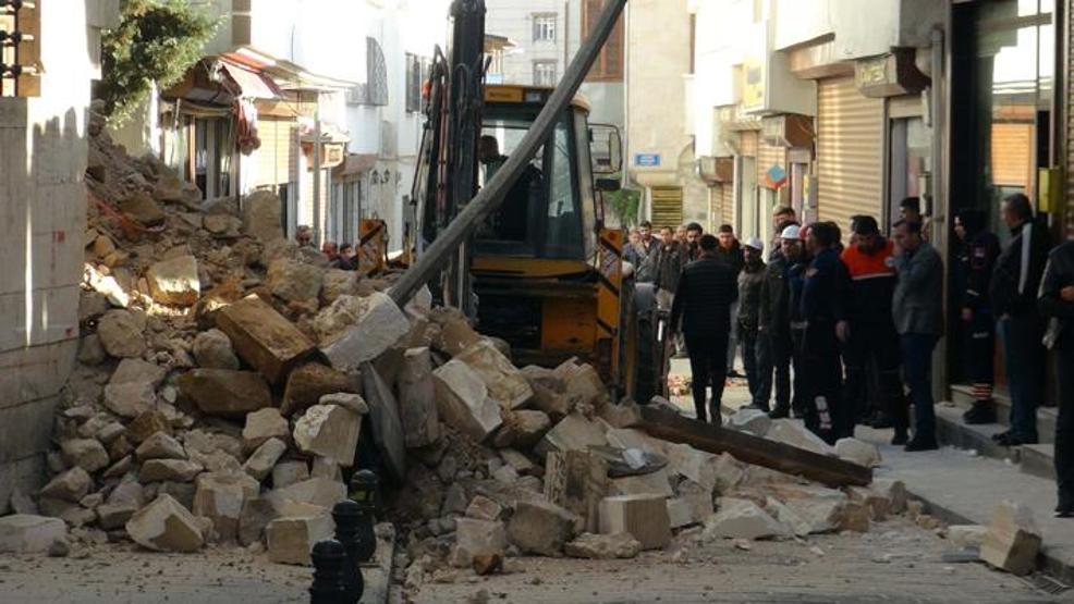 Kilis’te depremde hasar gören caminin duvarı yıkıldı