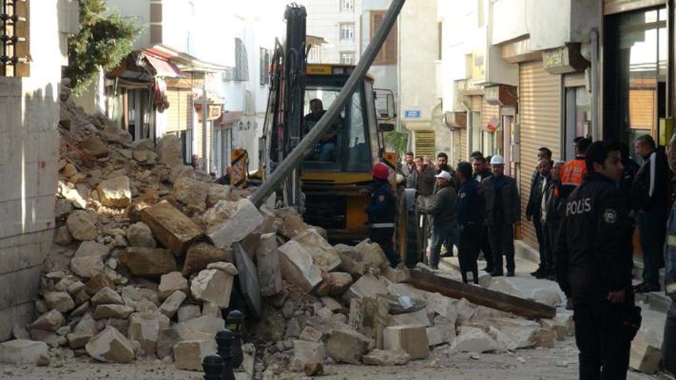 Kilis’te depremde hasar gören caminin duvarı yıkıldı