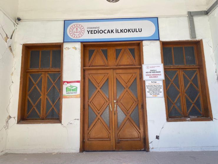 Bahçelinin mezun olduğu tarihi okul depremde hasar gördü