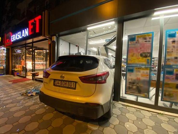 Fren yerine gaza bastı, markete daldı