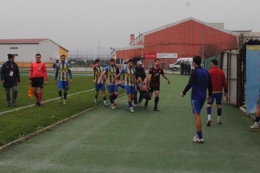 Futbolcunun diz kapağı çıktı, saha karıştı