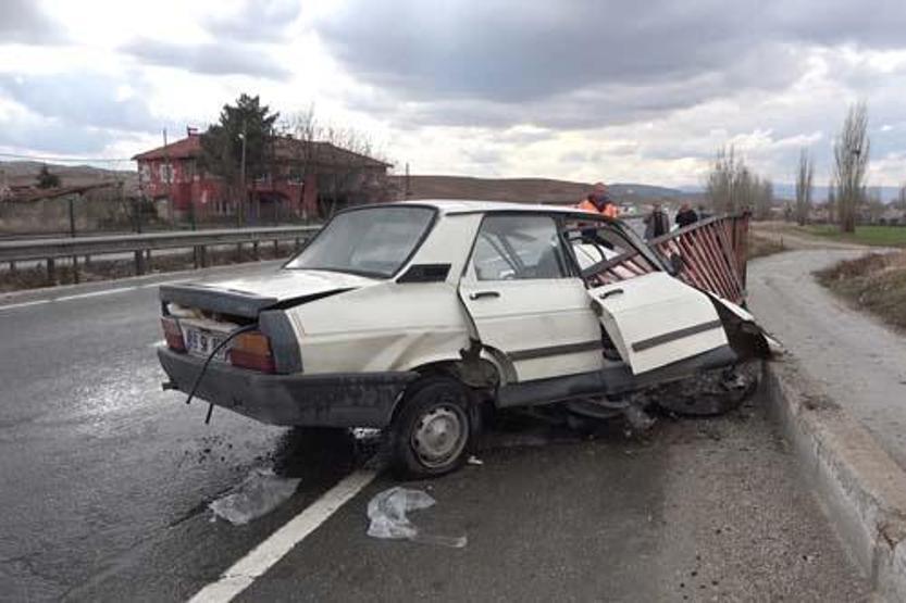 Feci kaza Demir korkuluğa ok gibi saplandı: Geri bu fotoğraflar kaldı