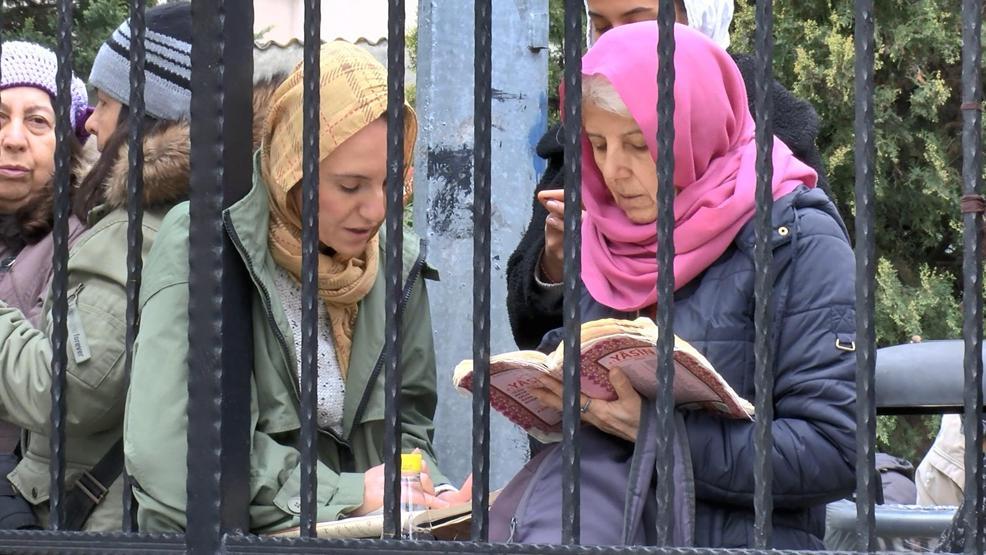 İlk iftar için saatler öncesinden Oruç Baba Türbesine geldiler