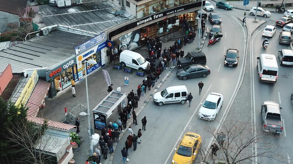 İstanbulda Ramazanın ilk günü pide kuyruğu havadan görüntülendi