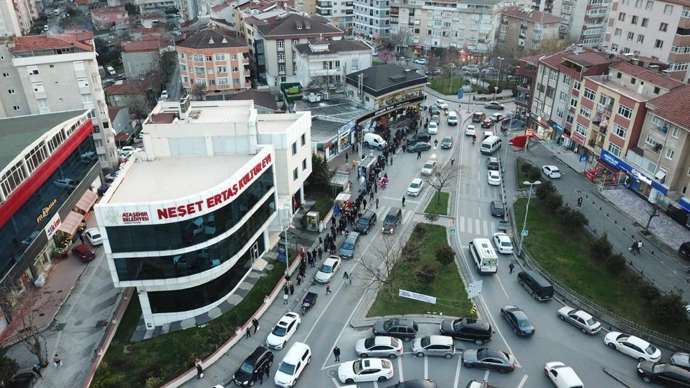 İstanbulda Ramazanın ilk günü pide kuyruğu havadan görüntülendi