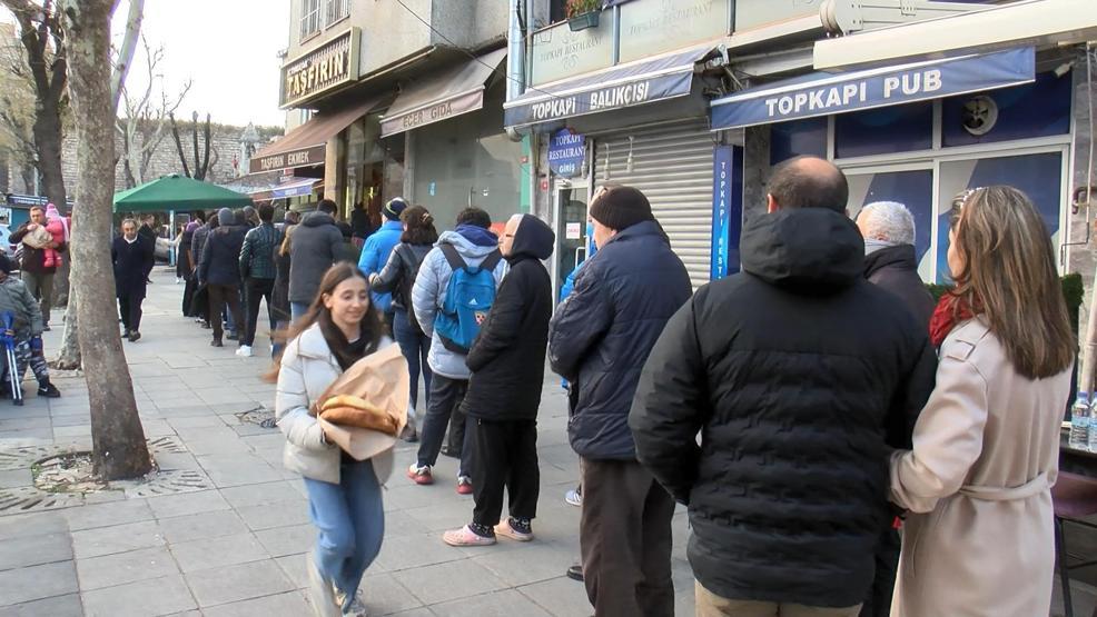 İstanbulda Ramazanın ilk günü pide kuyruğu havadan görüntülendi