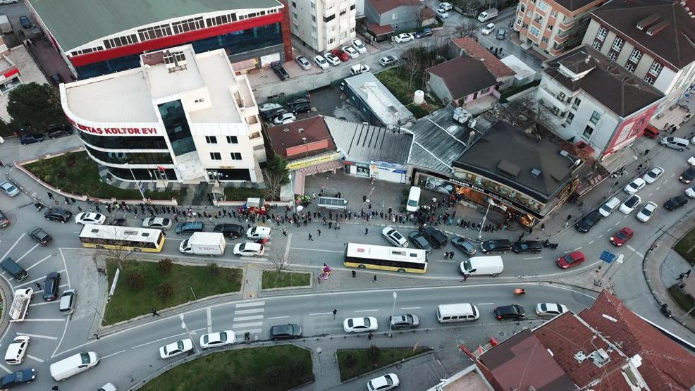 İstanbulda Ramazanın ilk günü pide kuyruğu havadan görüntülendi