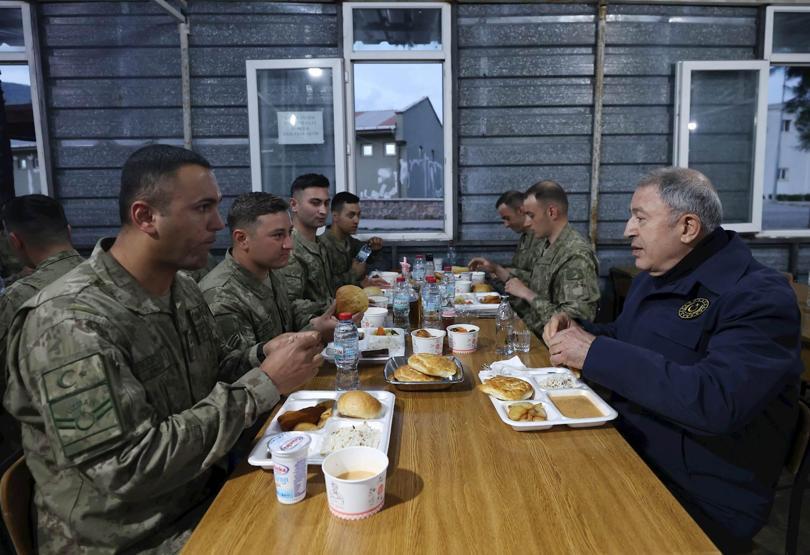 Bakan Akar, ilk iftarı Mehmetçik ile yaptı