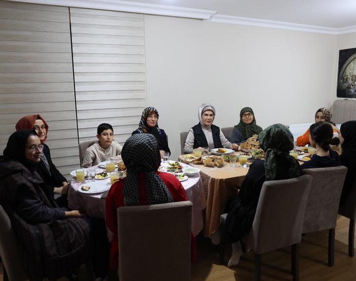 Emine Erdoğan, ilk iftarını Ankaraya yerleşen depremzede aile ile birlikte yaptı