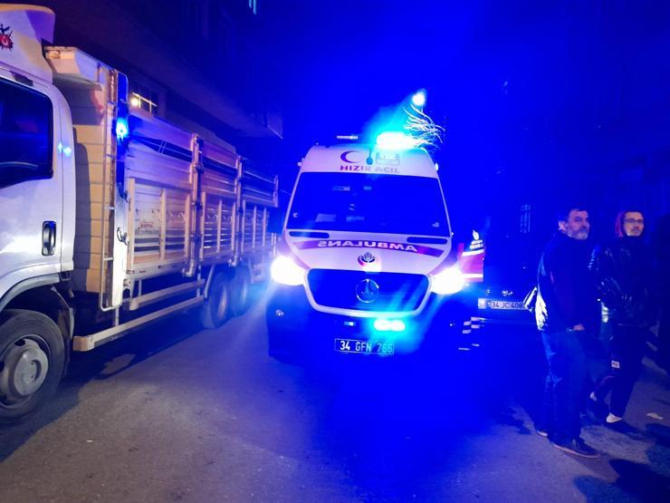 Bağcılarda 4 katlı binanın çatısından yükselen alevler yanındaki 3 binanın çatısına sıçradı