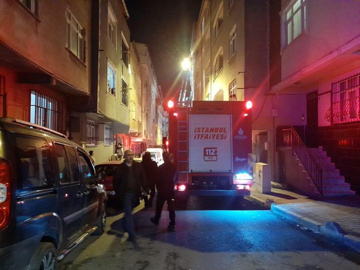 Bağcılarda 4 katlı binanın çatısından yükselen alevler yanındaki 3 binanın çatısına sıçradı