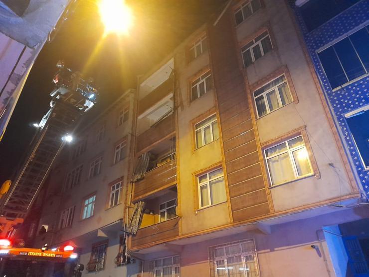 Bağcılarda 4 katlı binanın çatısından yükselen alevler yanındaki 3 binanın çatısına sıçradı