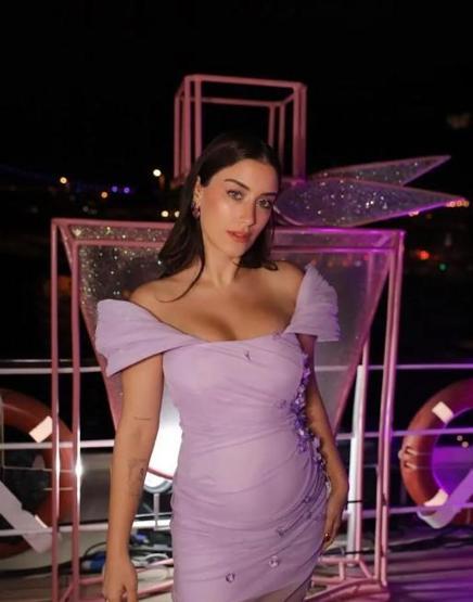 Hazal Kaya bebeğiyle kamera karşısına geçti