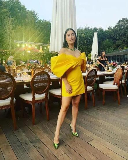 Hazal Kaya bebeğiyle kamera karşısına geçti