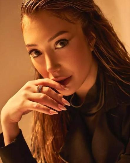 Yasmin Erbil ve Yiğit Poyraz aşka geldi