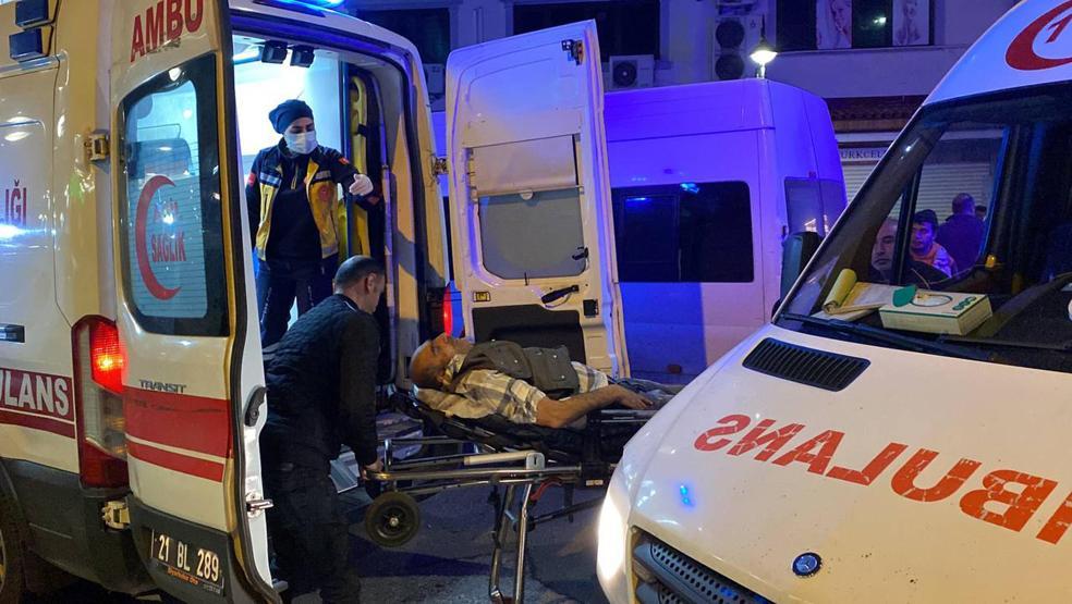 İftar sonrası husumetli iki aile arasında silah ve sopalı kavga: 6 yaralı