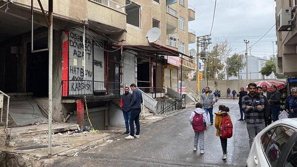 Ağır hasarlı binanın altında tehlikeli yaya ve araç trafiği: Artık uyuyamıyoruz