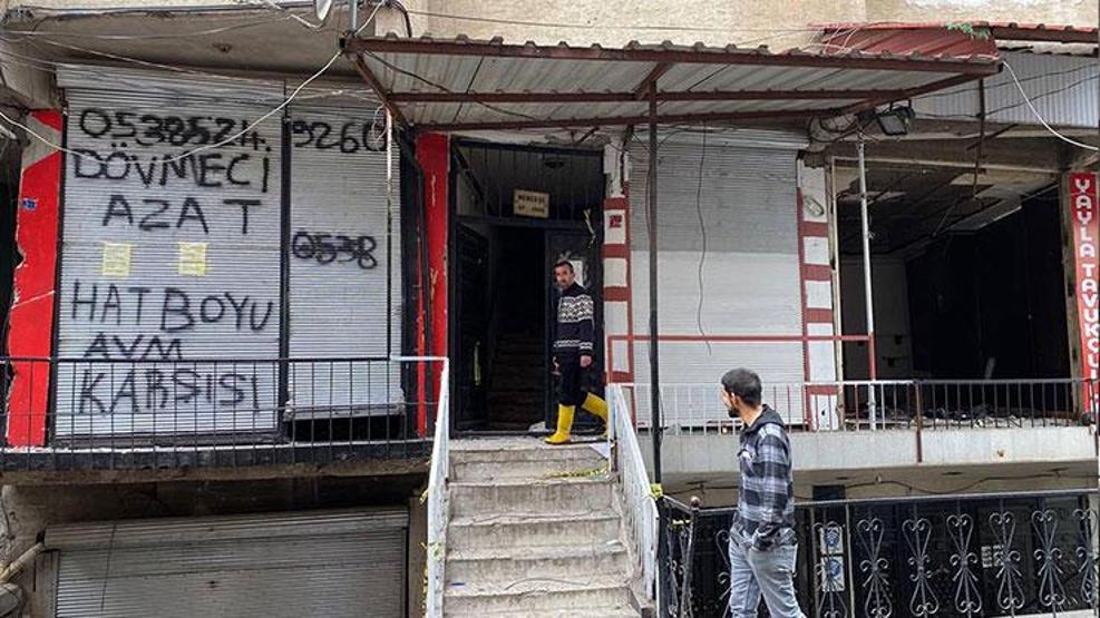 Ağır hasarlı binanın altında tehlikeli yaya ve araç trafiği: Artık uyuyamıyoruz