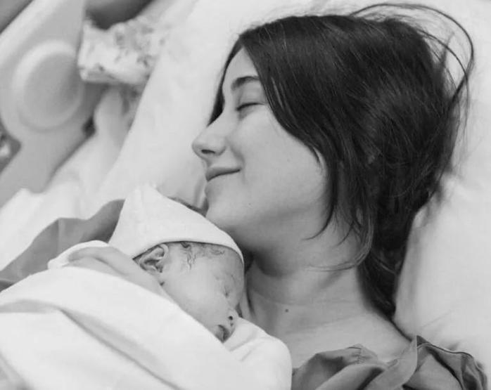 Hazal Kaya ve Ali Atay’dan dört kişilik aile pozu