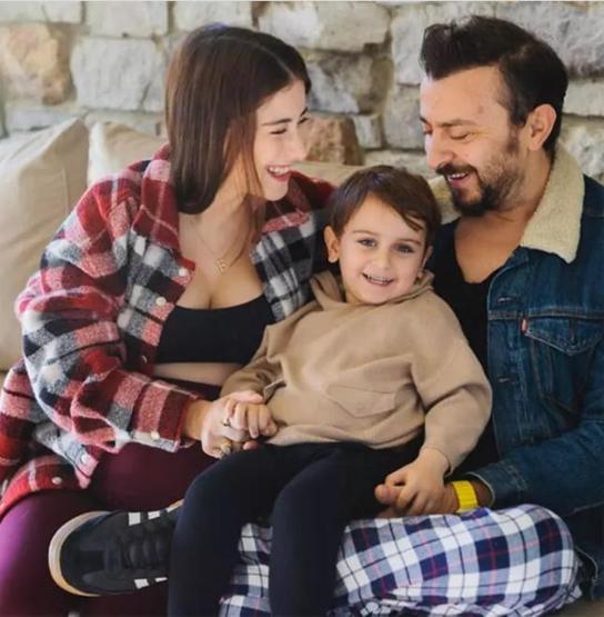 Hazal Kaya ve Ali Atay’dan dört kişilik aile pozu