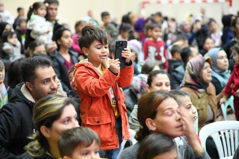 Deprem bölgesi Osmaniyede çocuklara Kral Şakir morali