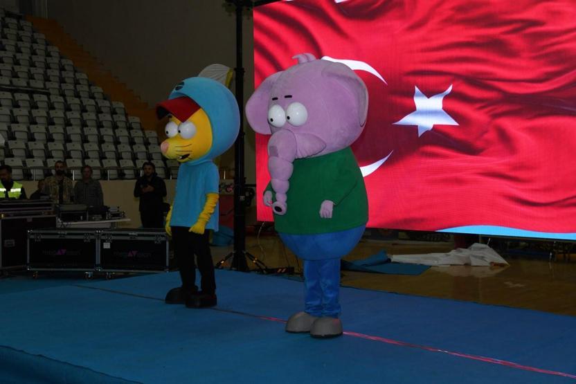 Deprem bölgesi Osmaniyede çocuklara Kral Şakir morali