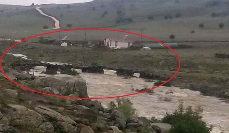 Diyarbakırda sağanak; dere taştı, derme çatma köprü yıkıldı